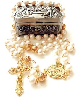 Pearl and gold rosary with decorative box.